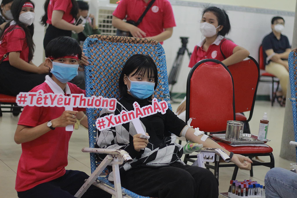 dong phuc tinh nguyen vien le hoi xuan hong