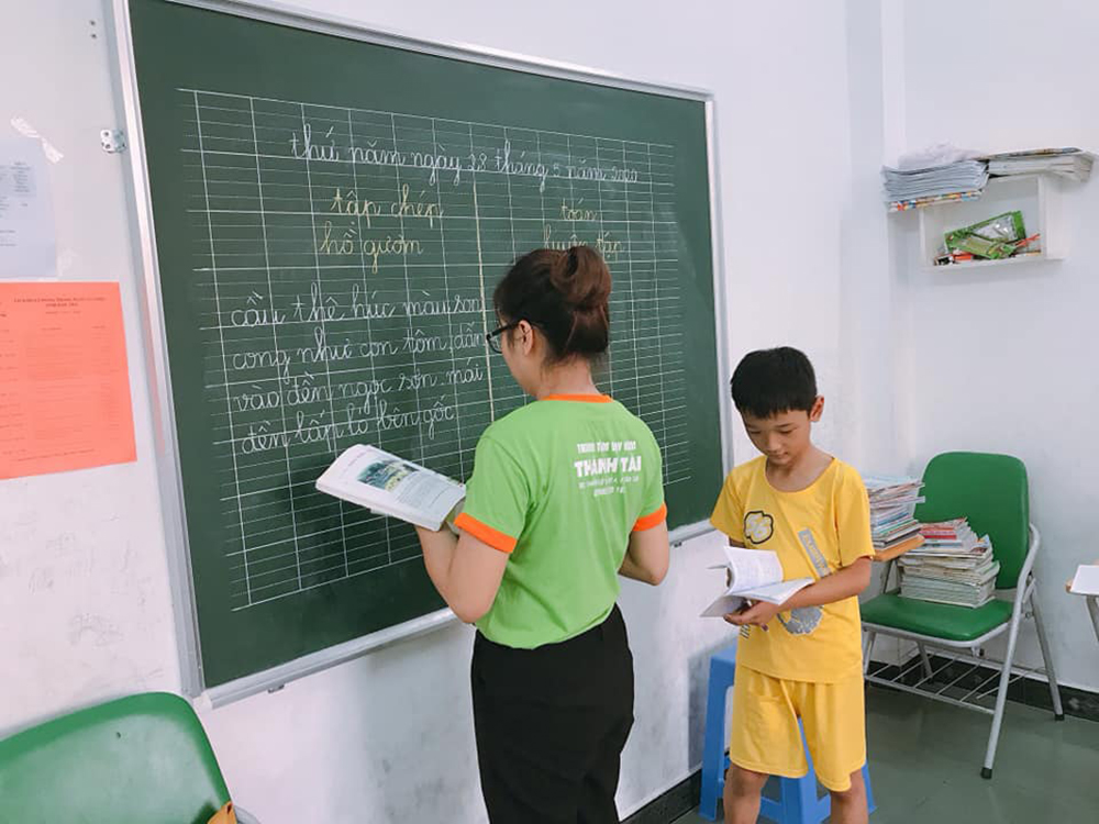 dong phuc trung tam day kem thanh tai