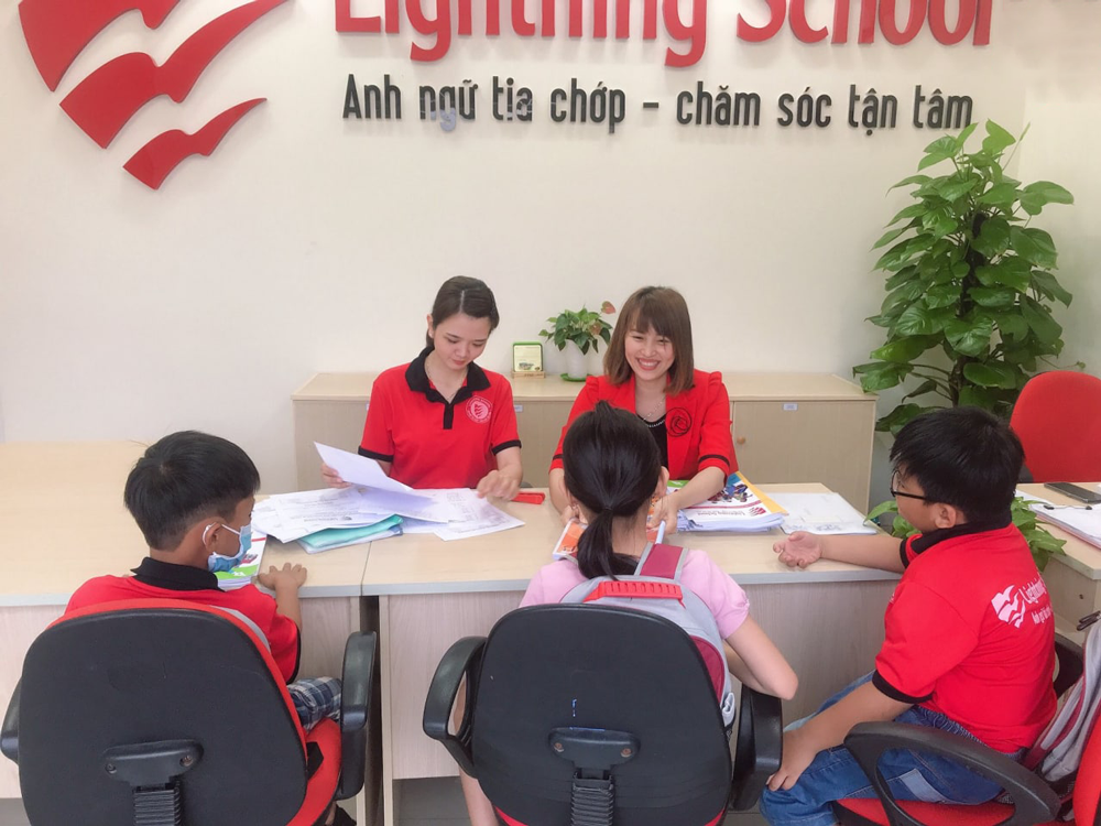 hinh anh dong phuc hoc vien anh ngu tia chop cham soc tan tam