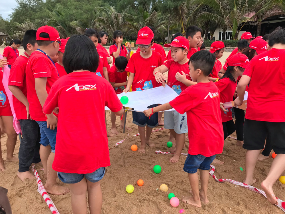 hinh anh dong phuc hoc vien apex academy