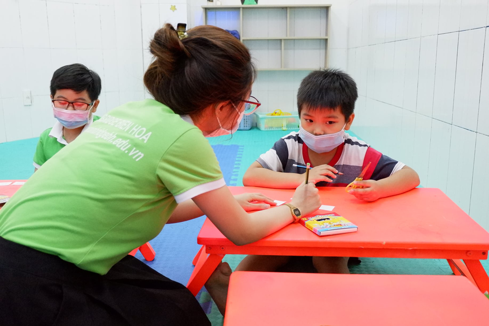 hinh anh dong phuc hoc vien cambridge bien hoa