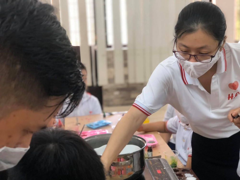 hinh anh dong phuc hoc vien hey center teaching from the heart