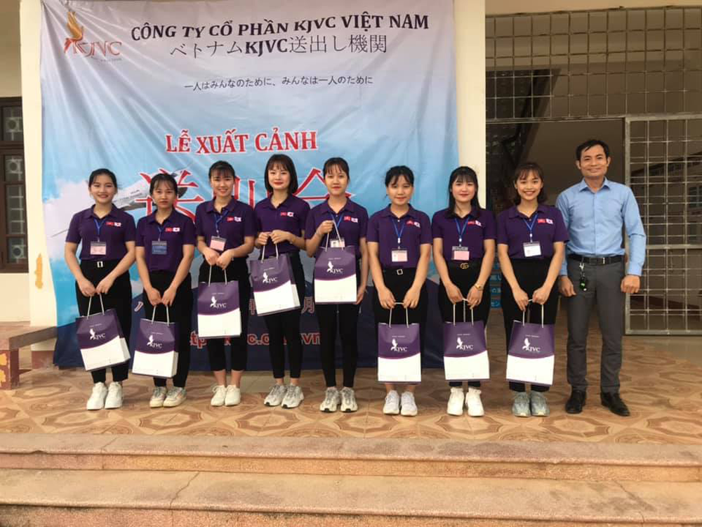 hinh anh dong phuc hoc vien trung tam nhat ngu kjvc