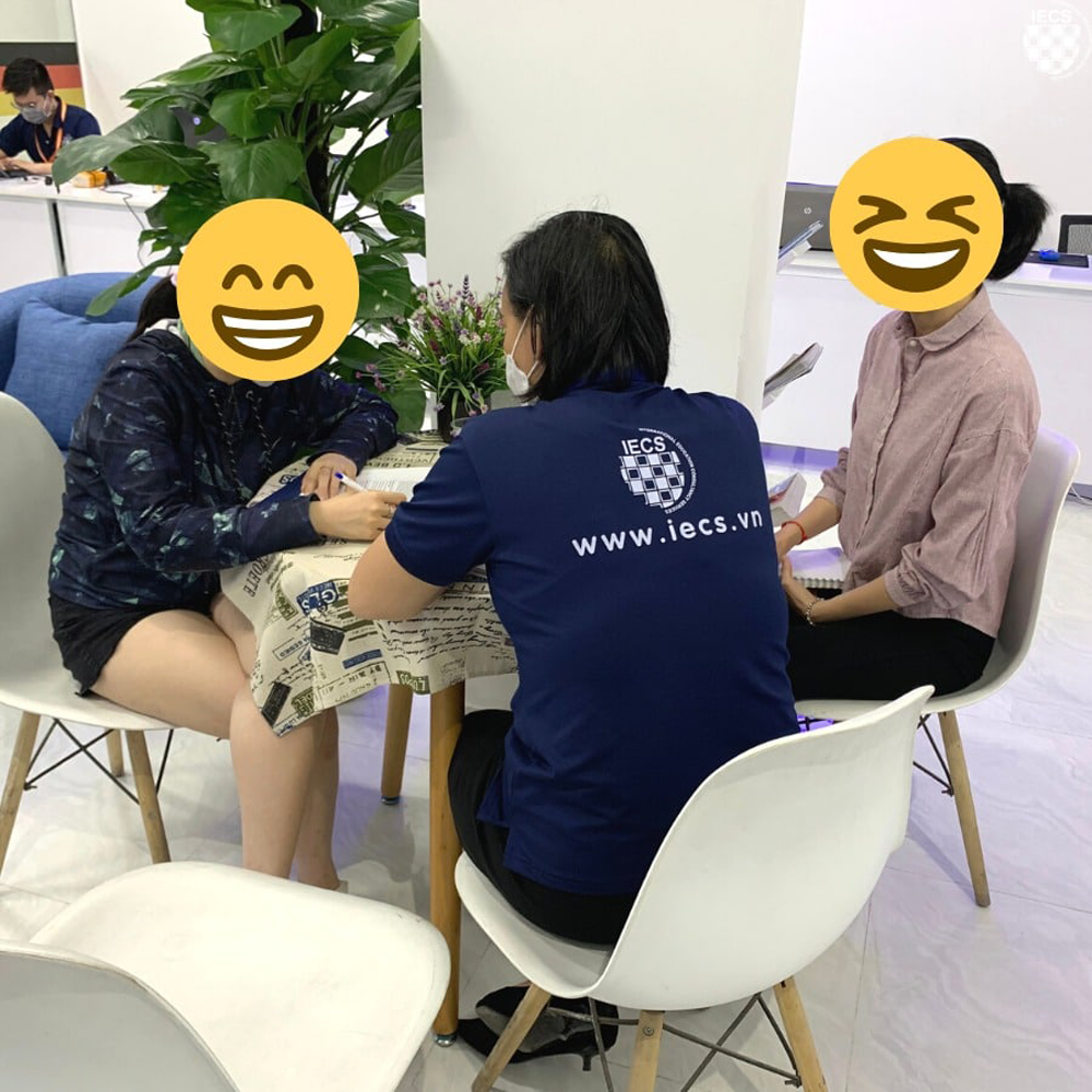 hinh anh dong phuc hoc vien trung tam tieng duc iecs