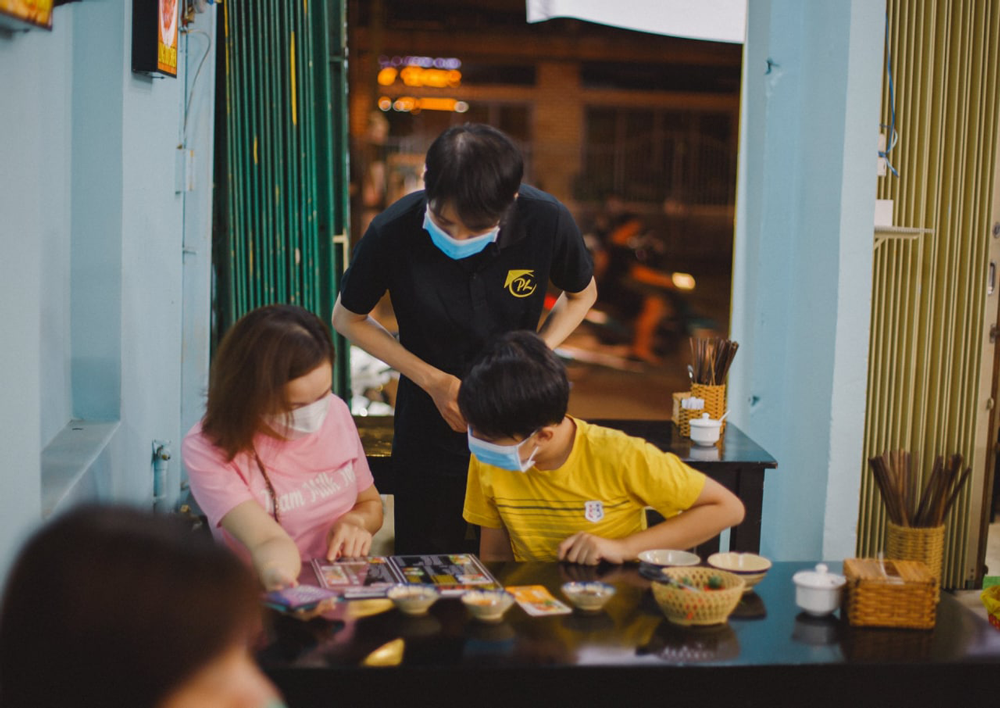 hinh anh dong phuc nhan vien bun dau mam tom pe lu