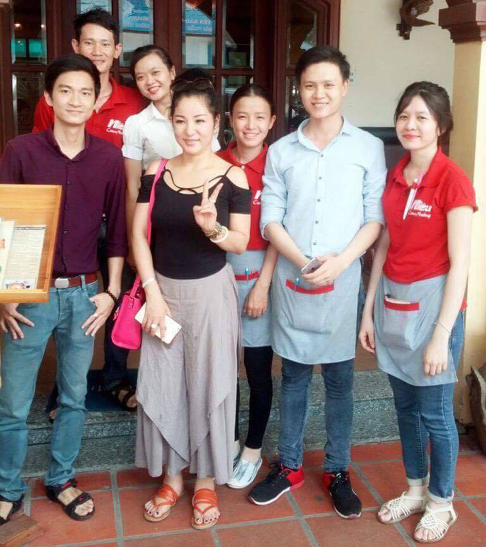 hinh anh dong phuc nhan vien com nieu nha trang