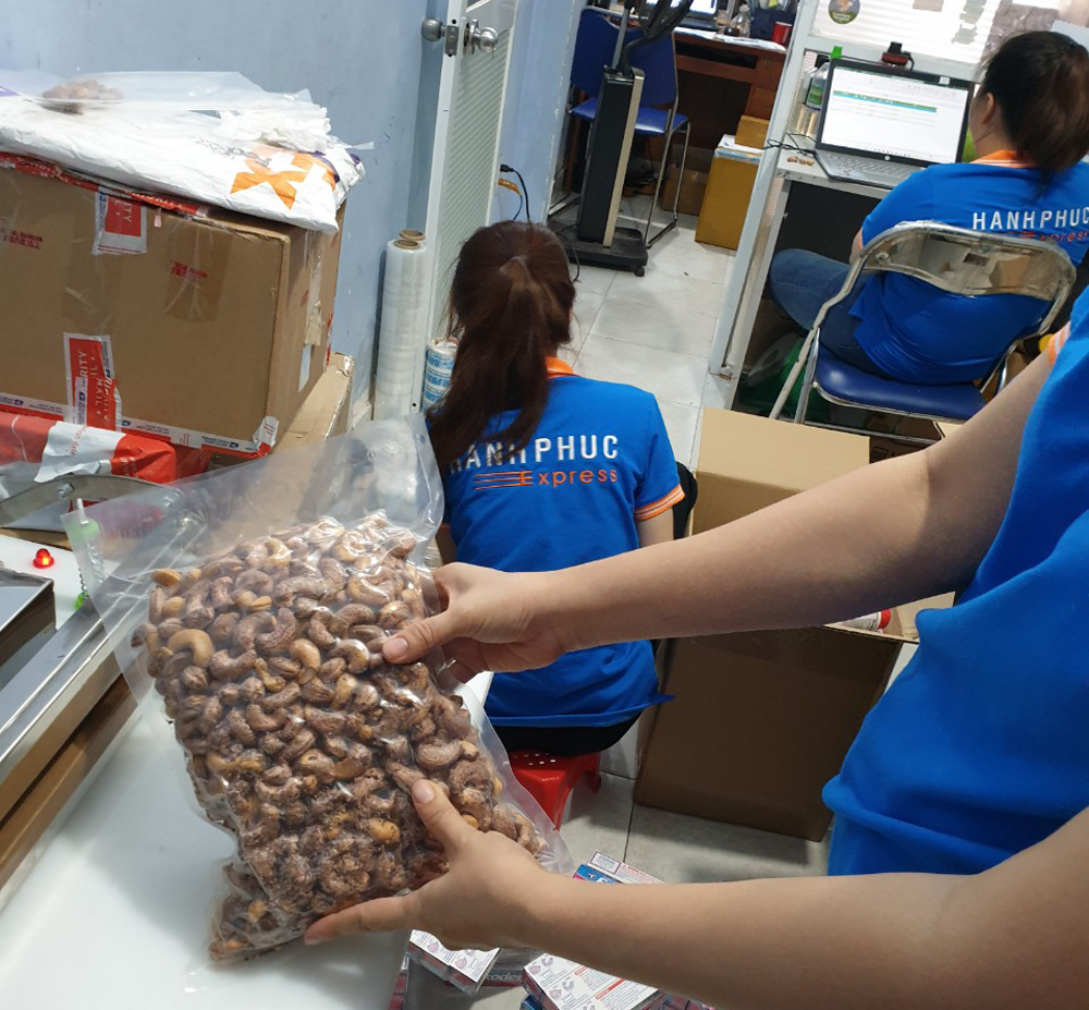 hinh anh dong phuc nhan vien hanh phuc express