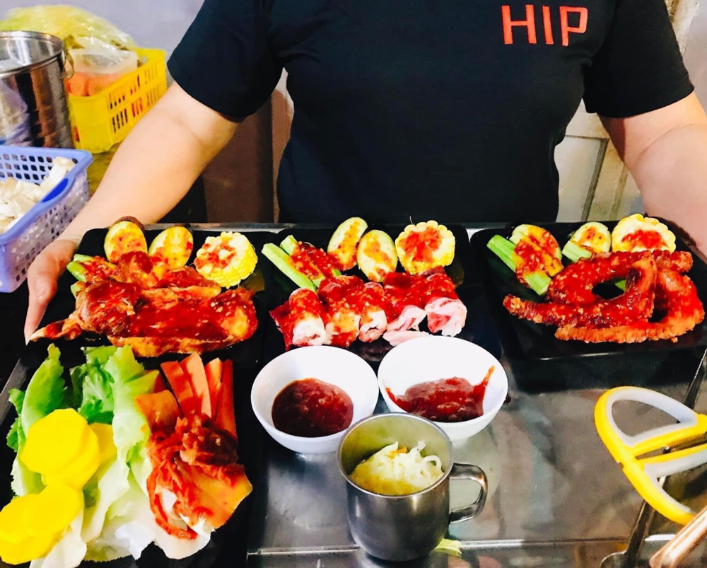hinh anh dong phuc nhan vien mi kim chi com tron hip