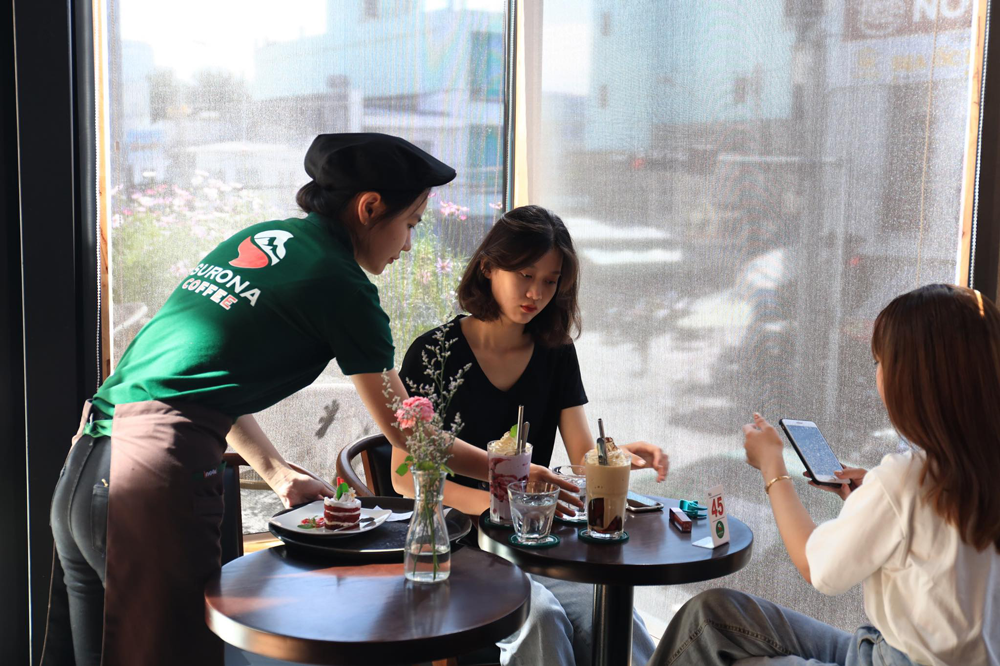 hinh anh dong phuc surona coffee