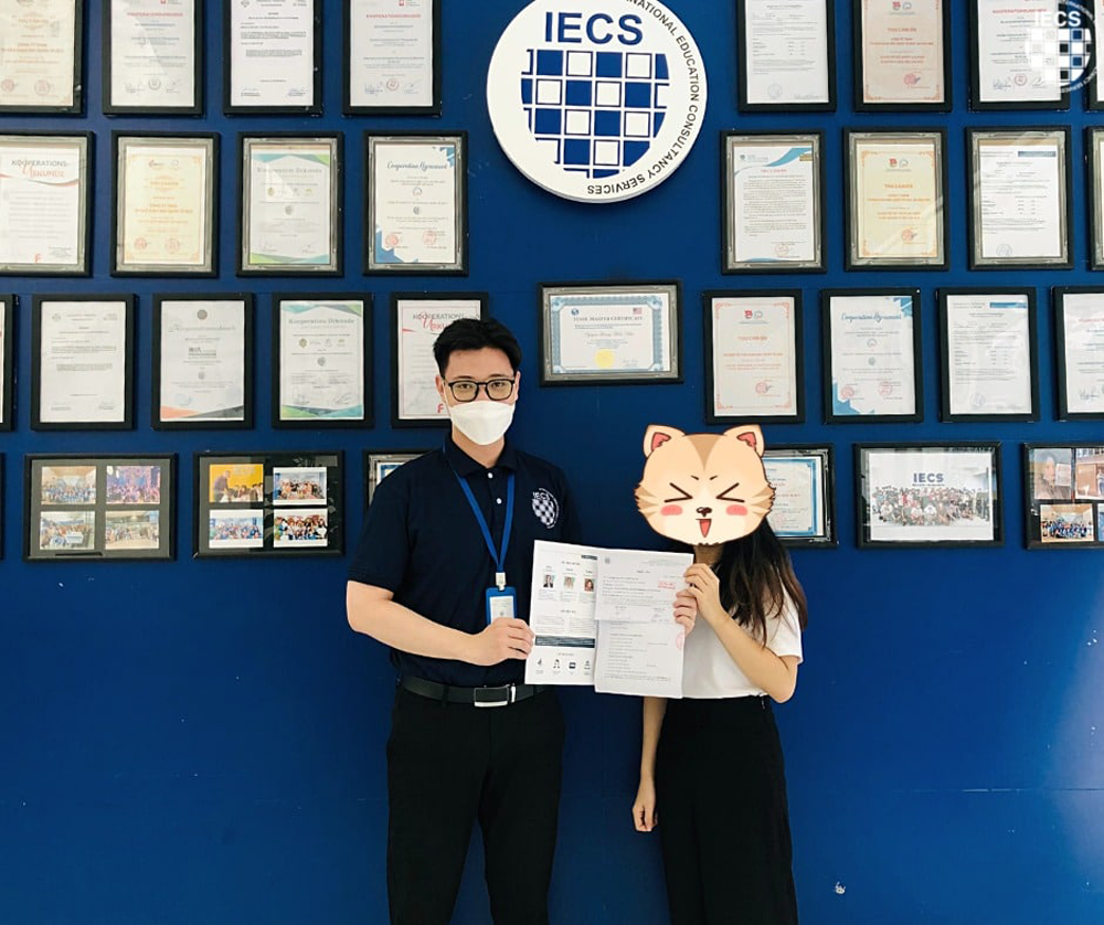 hinh anh dong phuc trung tam tieng duc iecs