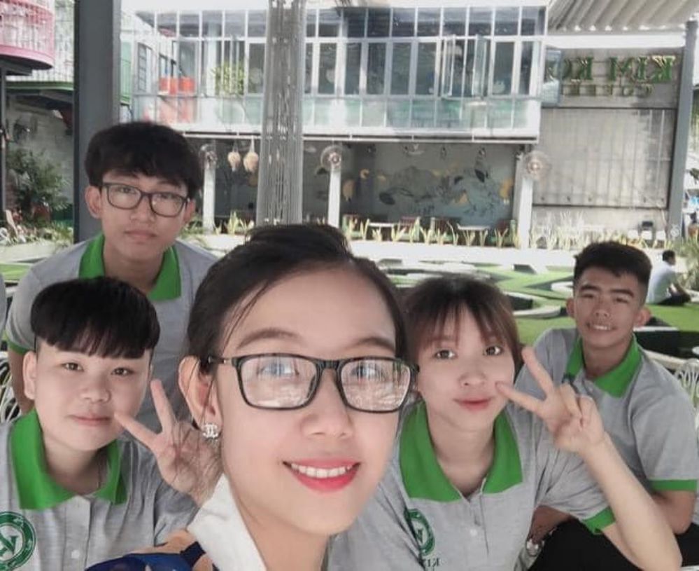 hinh anh nhan vien Kim Koi Coffee