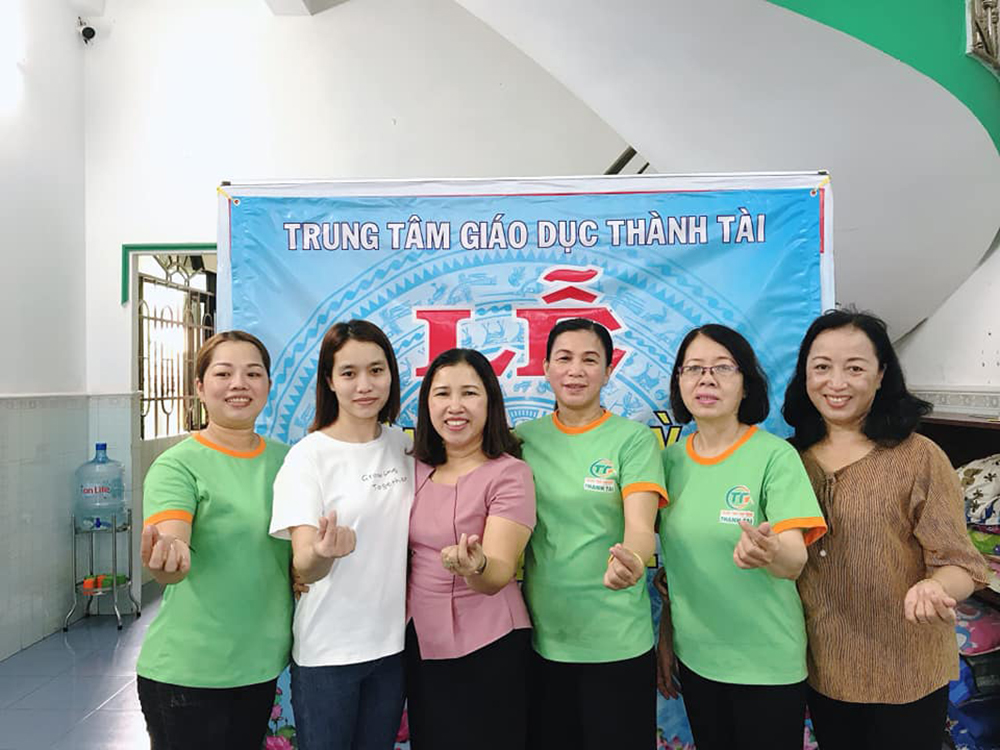 mau dong phuc trung tam day kem thanh tai