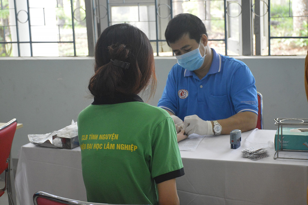 dong phuc clb tinh nguyen dai hoc lam nghiep