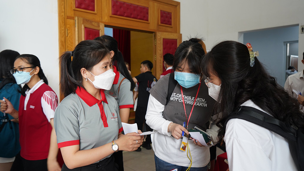 dong phuc nhan vien benh vien da khoa quoc te sis can tho