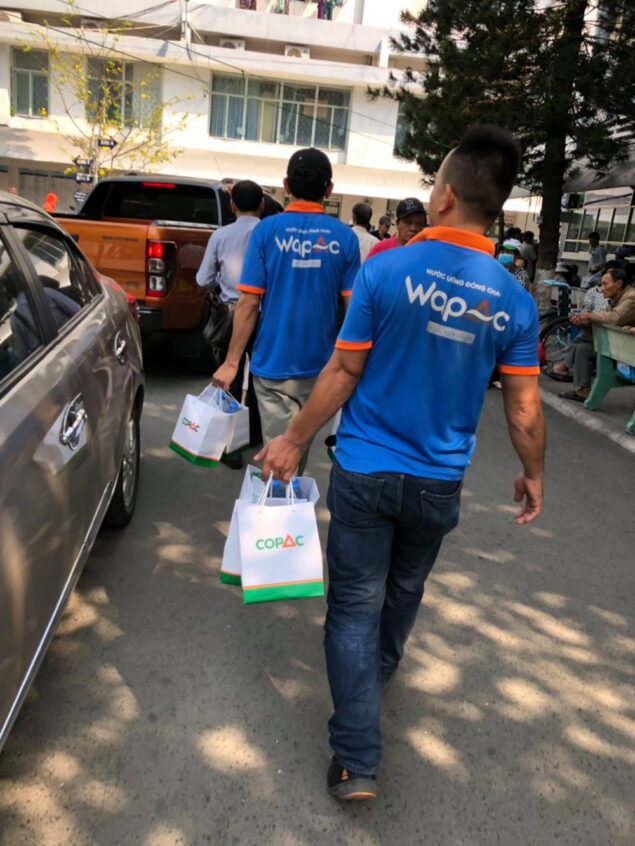 dong phuc nhan vien nuoc uong dong chai wapac