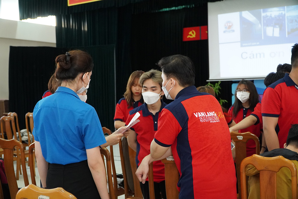 dong phuc sinh vien truong cao dang van lang sai gon