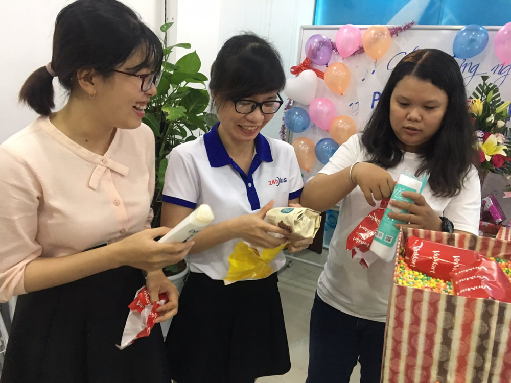 hinh anh dong phuc nhan vien 24hplus cho vay tieu dung