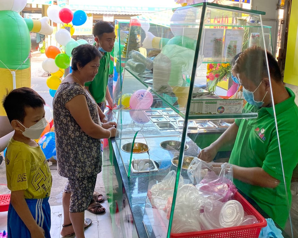 hinh anh dong phuc nhan vien chao dinh duong panda trao tron yeu thuong