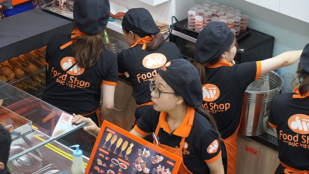 hinh anh dong phuc nhan vien duc viet food shop