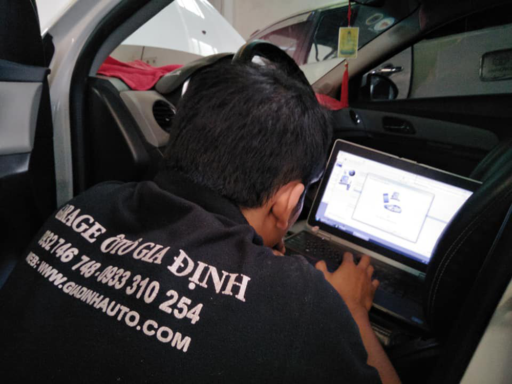 hinh anh dong phuc nhan vien garage oto gia dinh