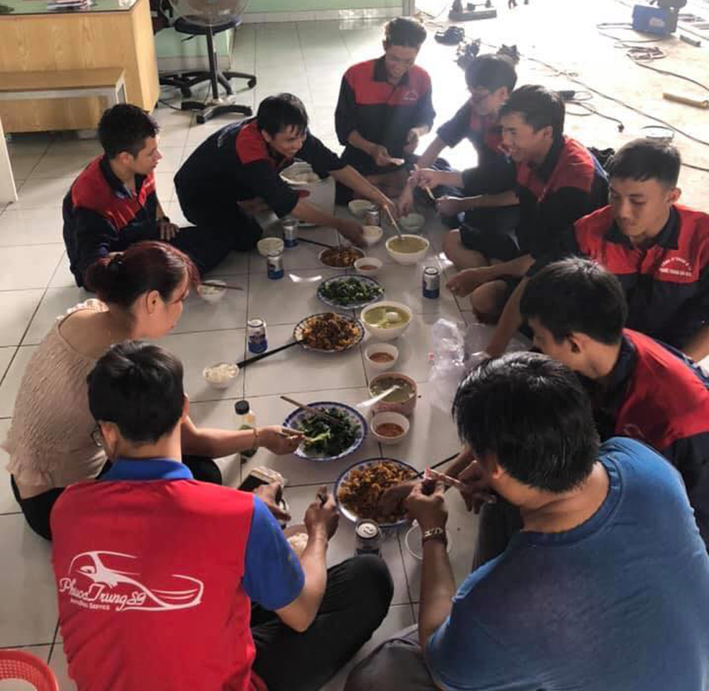 hinh anh dong phuc nhan vien garage phuoc trung sai gon