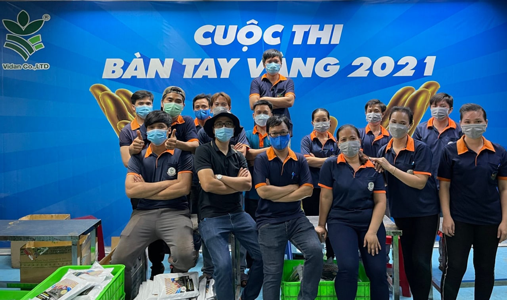 hinh anh dong phuc nhan vien phan bon vidan tin chac boi thu
