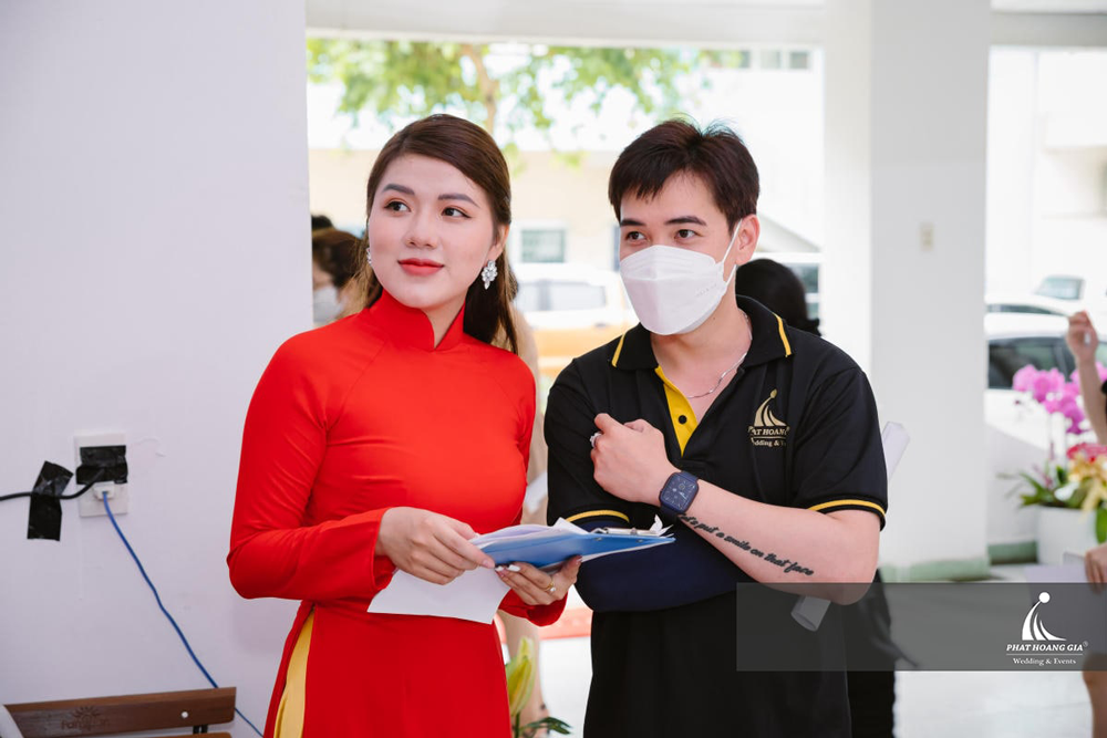 hinh anh dong phuc nhan vien phat hoang gia wedding & event