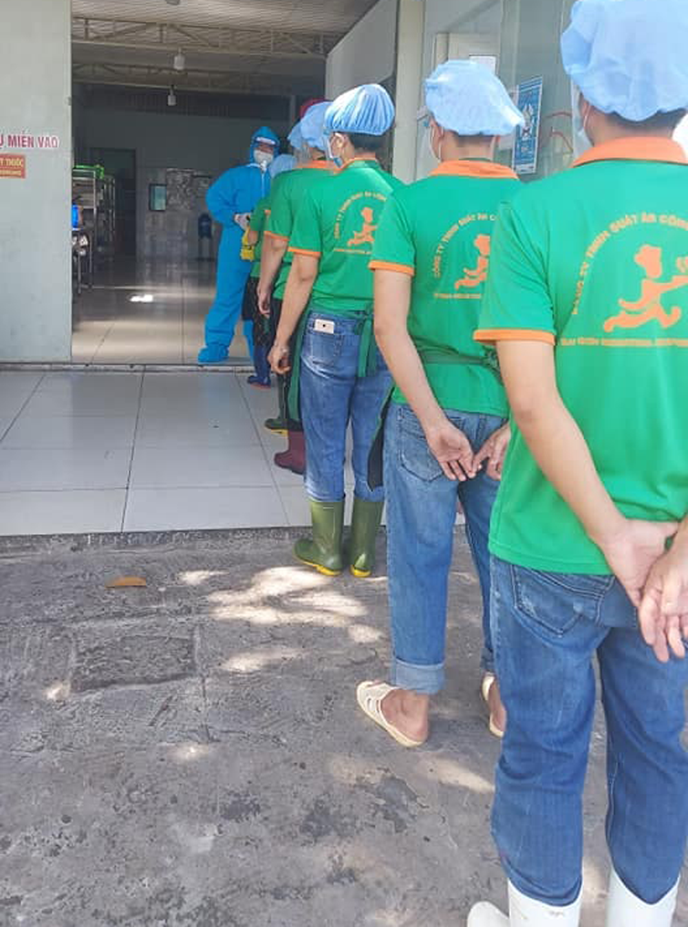 hinh anh dong phuc nhan vien suat an cong nghiep sai gon