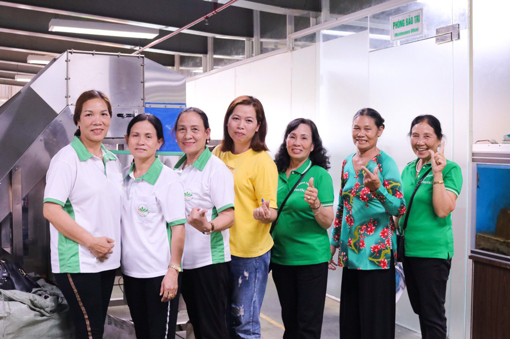 hinh anh dong phuc qua tang khach hang phan bon vidan