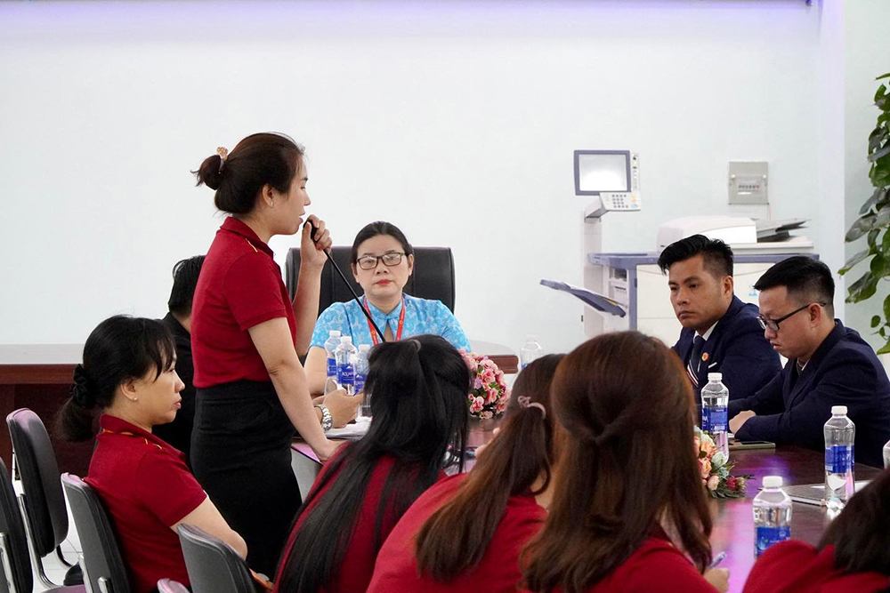 ao dong phuc giao vien truong tieu hoc - thcs - thpt nam viet