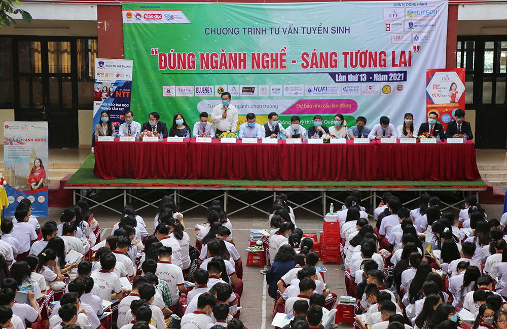 ao the duc hoc sinh ngo thoi nhiem school
