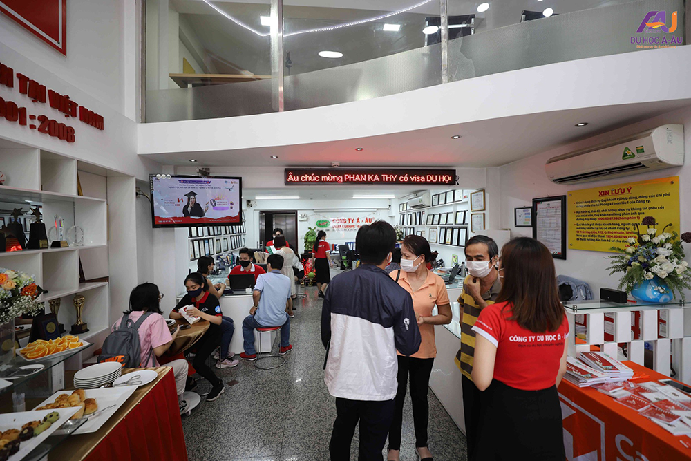 dong phuc nhan vien cty du hoc a - au