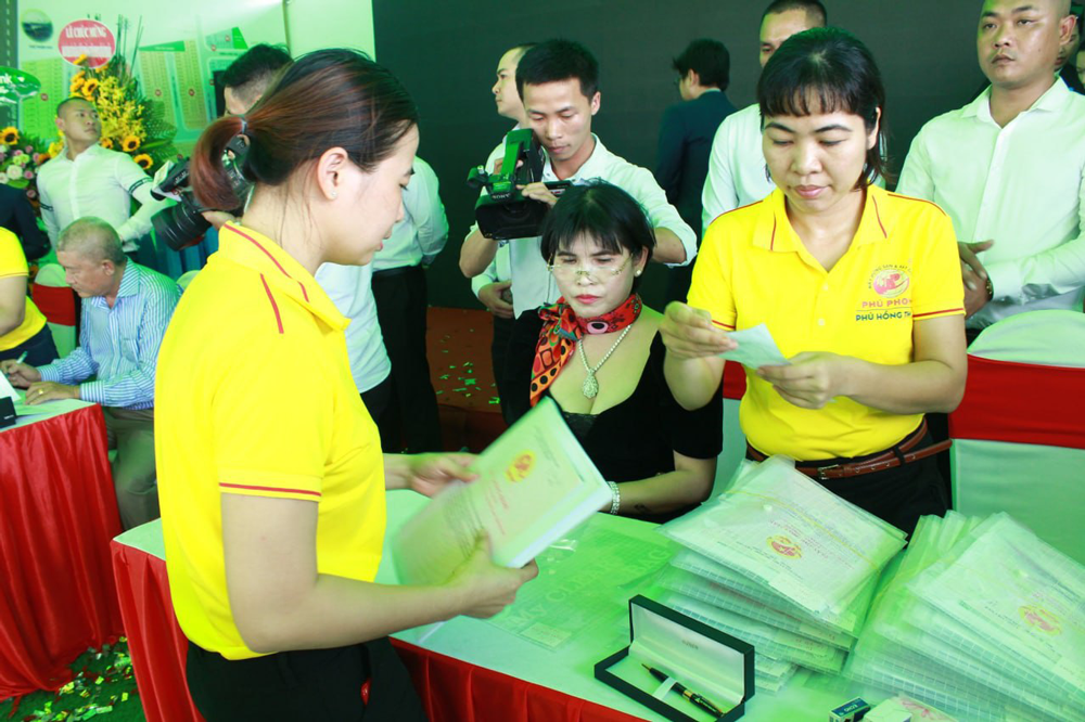 hinh anh dong phuc bat dong san & xay dung phu phong phu hong thinh