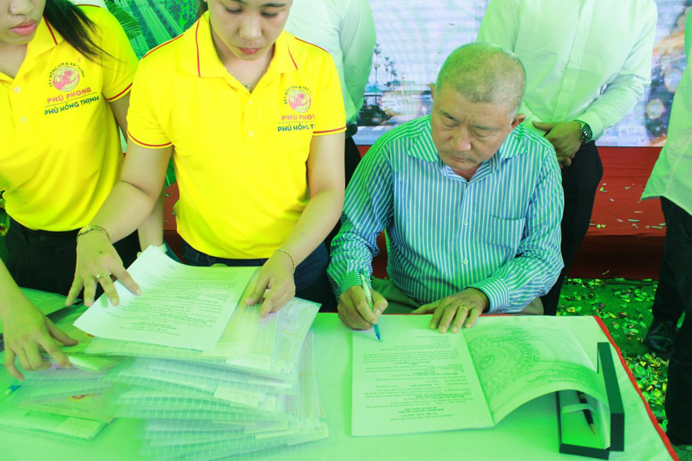 hinh anh dong phuc nhan vien bat dong san & xay dung phu phong phu hong thinh
