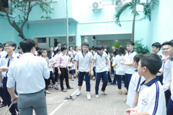 ao the duc hoc sinh truong thcs & thpt viet thanh