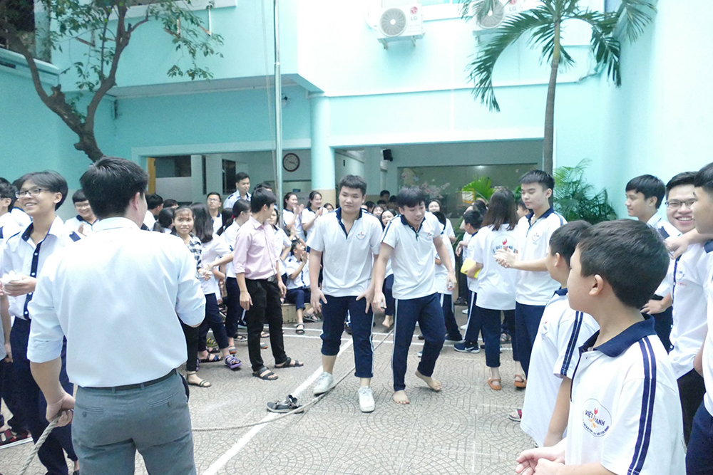 ao the duc hoc sinh truong thcs & thpt viet thanh