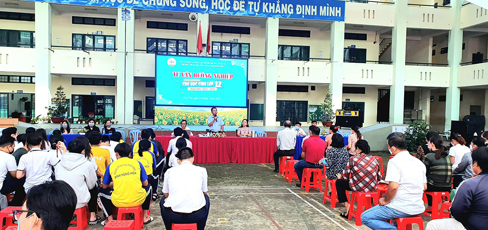 ao the duc truong thpt binh hung hoa