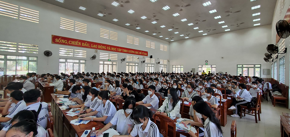 ao the duc truong thpt long khanh