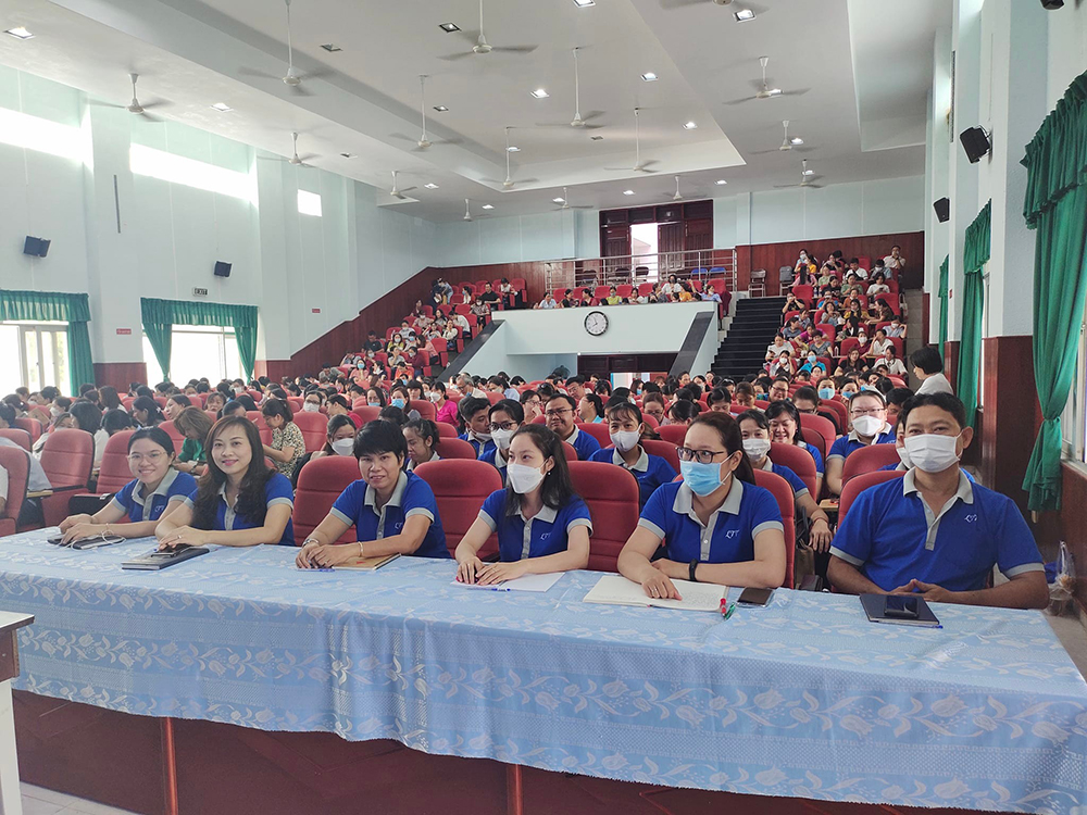 dong phuc giao vien truong le thanh tong