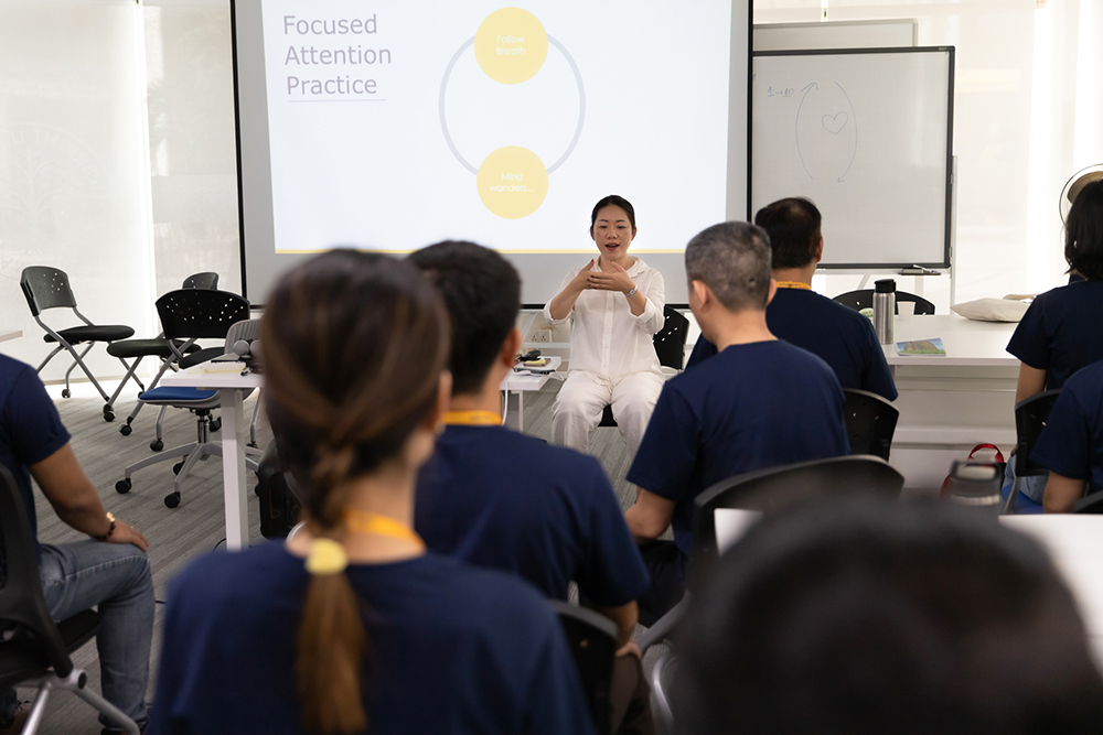 dong phuc nhan vien fullbright university vietnam
