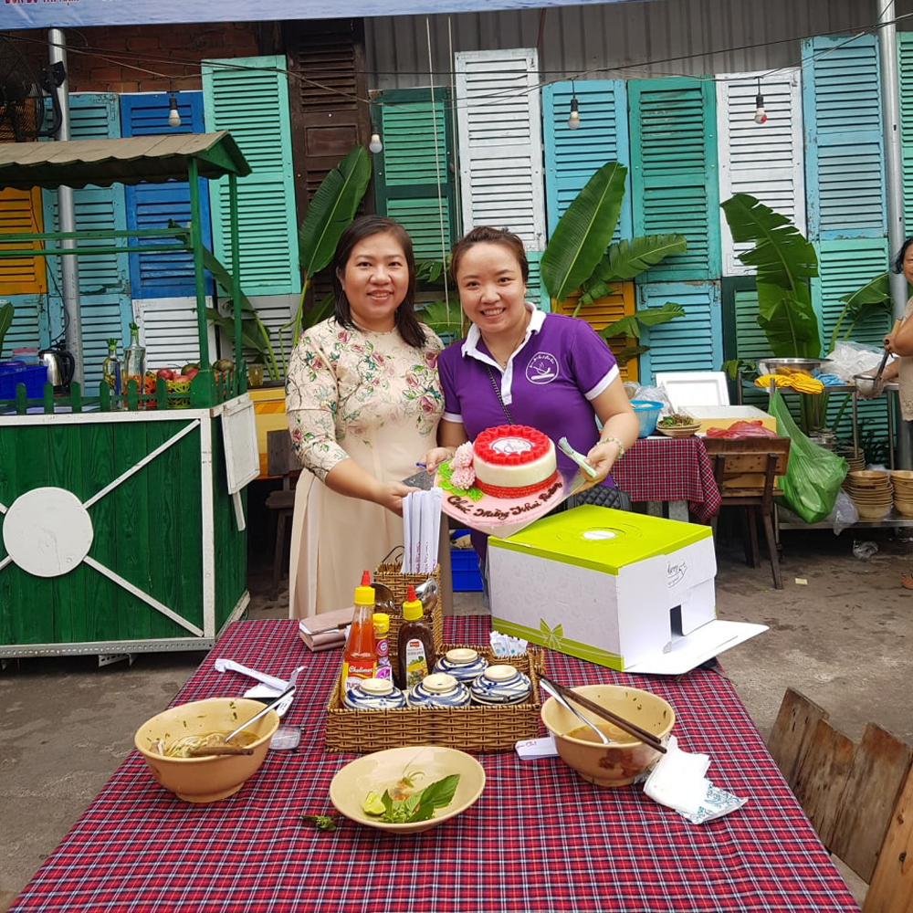 hinh anh dong phuc bun bo hue gia hoi dam da huong vi xua