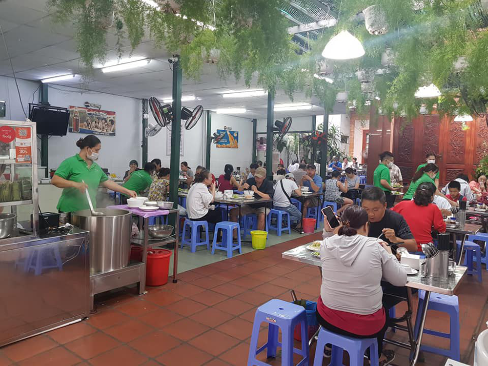 hinh anh dong phuc hanh bun bo hue tu nam 1989