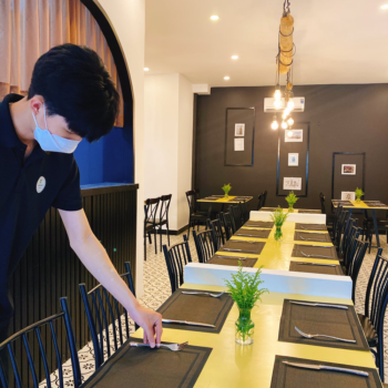 hinh anh dong phuc johnny steak house