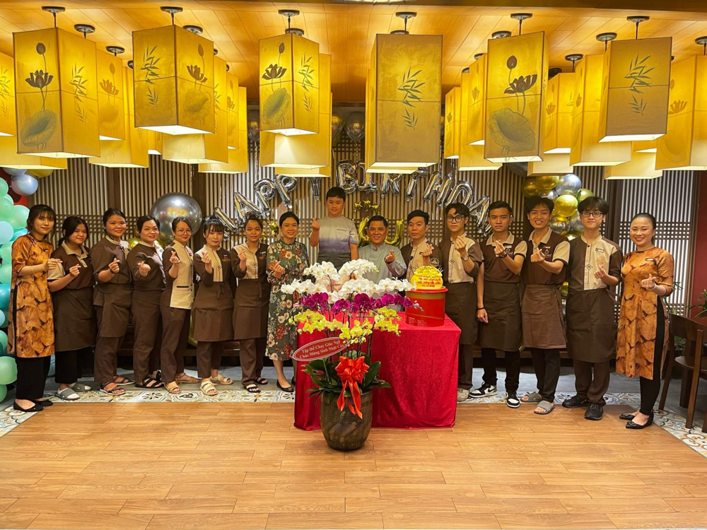 hinh anh dong phuc nha hang chay giac ngo