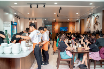 hinh anh dong phuc nhan vien banh canh ca loc chu la