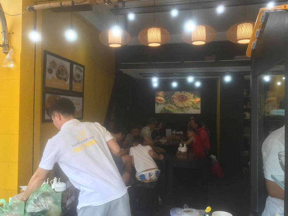 hinh anh dong phuc nhan vien banh canh cua me yuna