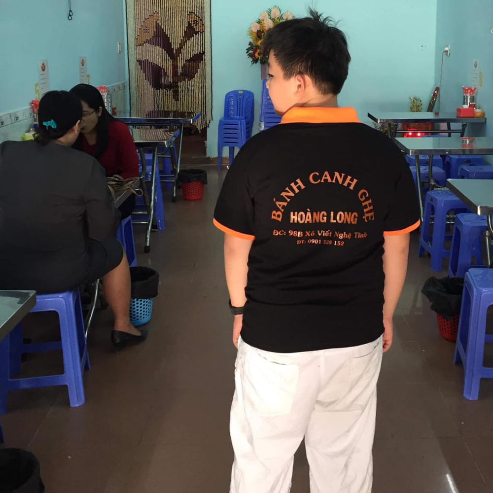 hinh anh dong phuc nhan vien banh canh ghe hoang long