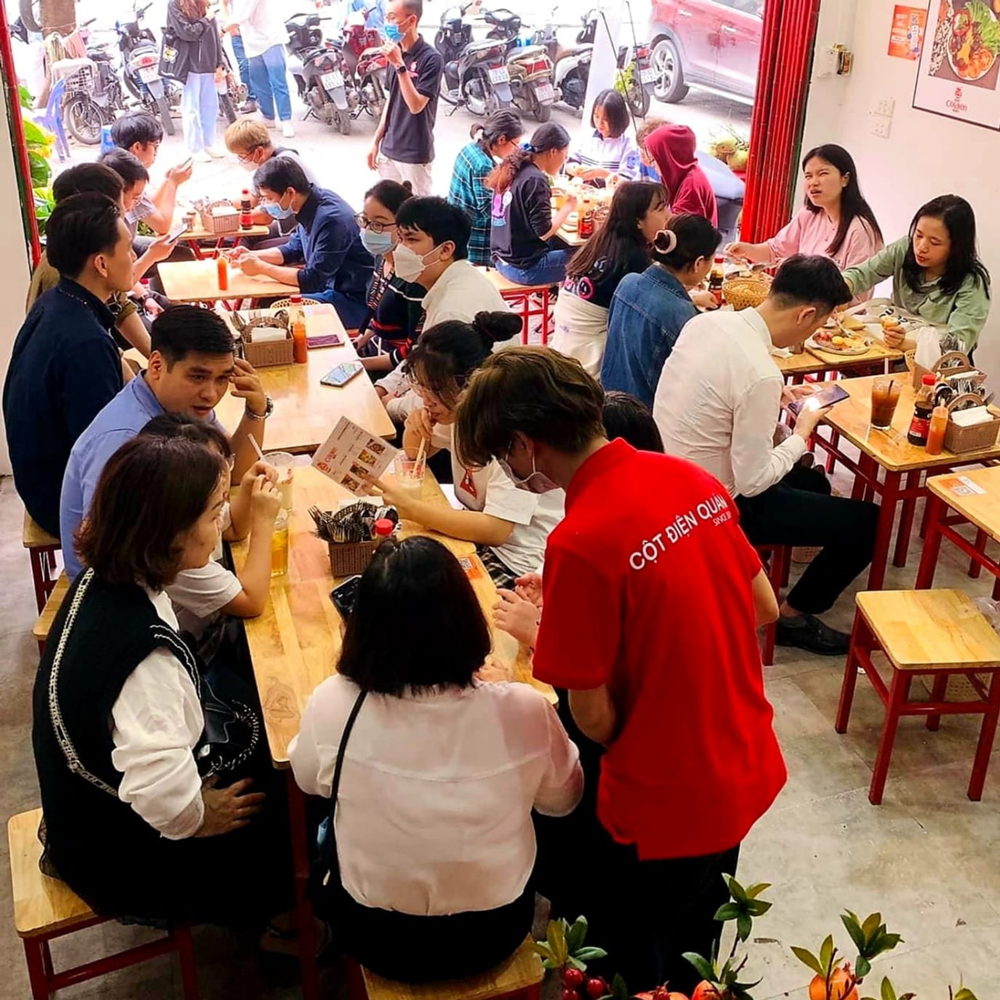hinh anh dong phuc nhan vien banh mi chao cot dien quan