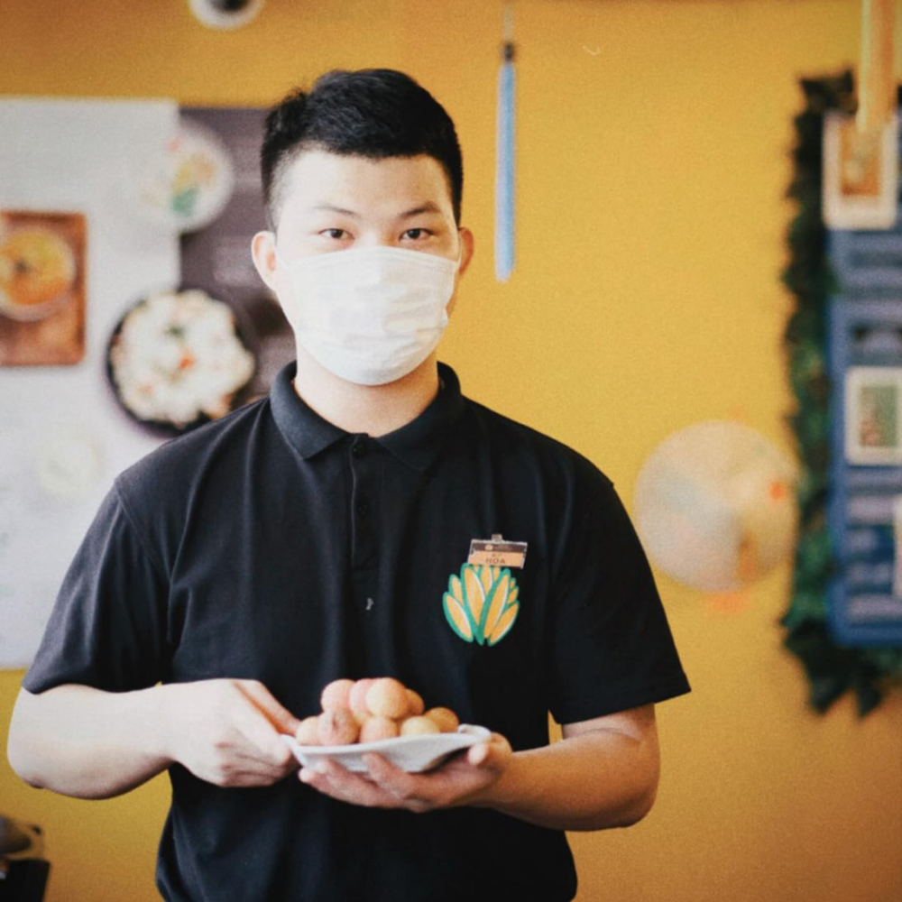 hinh anh dong phuc nhan vien banh mi xin chao