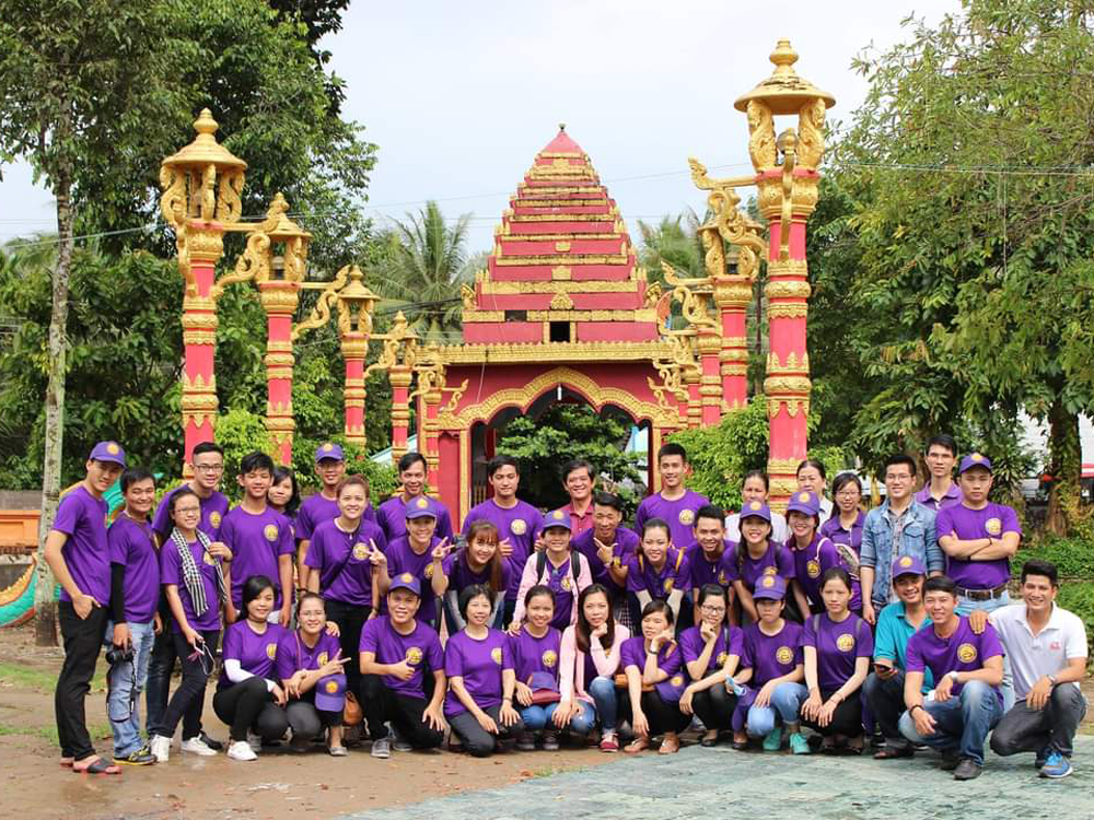 hinh anh dong phuc nhan vien bat chao tu tam